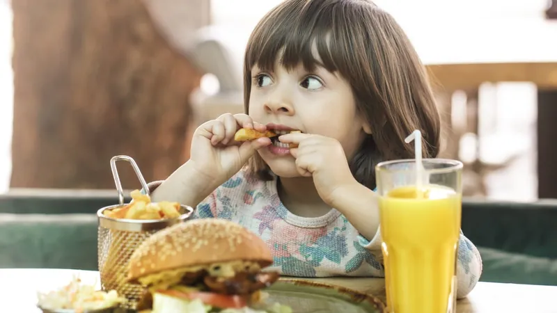 Estudo aponta que crianças estão mais altas e mais obesas