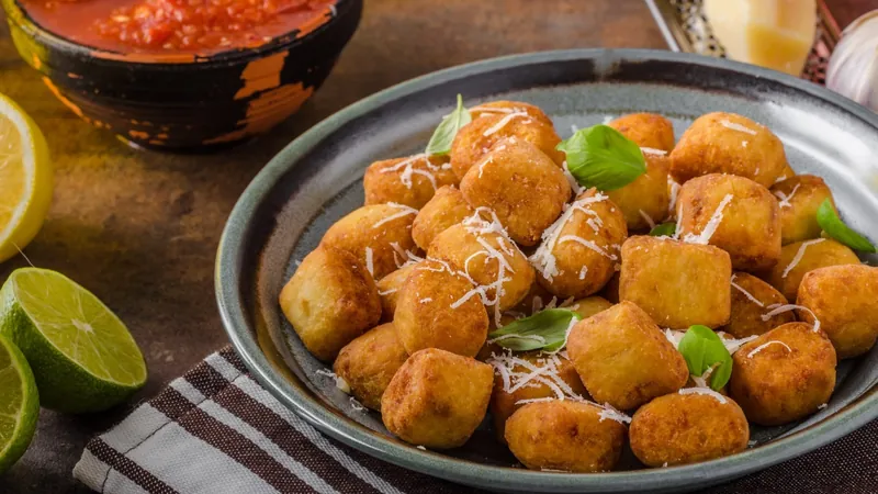 Massa cozida rende coxinha, risoles, carolina e churros; aprenda receita