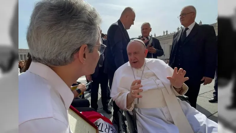 Governador presenteia Papa Francisco com arte feita em Sabará e café especial