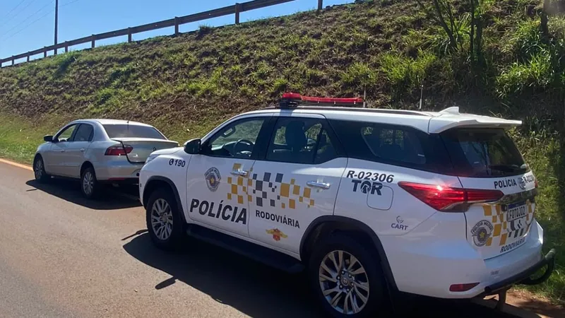 Os suspeitos estavam em um carro furtado