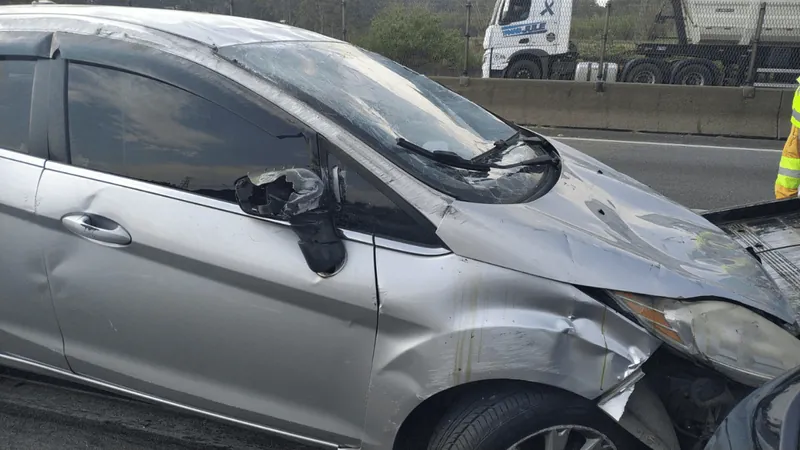 Carro capota após se envolver em engavetamento na Dutra em São José dos Campos