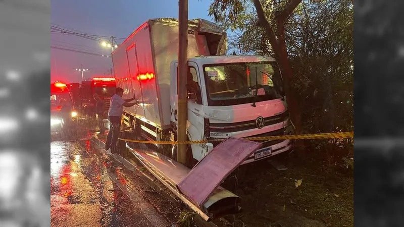 Motorista de caminhão tem mal súbito e atinge árvore e poste em Indaiatuba