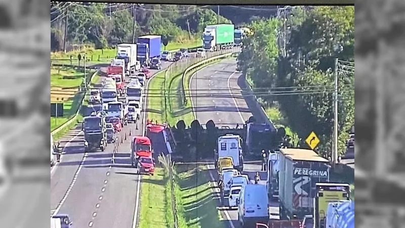 Carreta tomba e bate contra caminhão de lixo na rodovia SP-332, em Paulínia