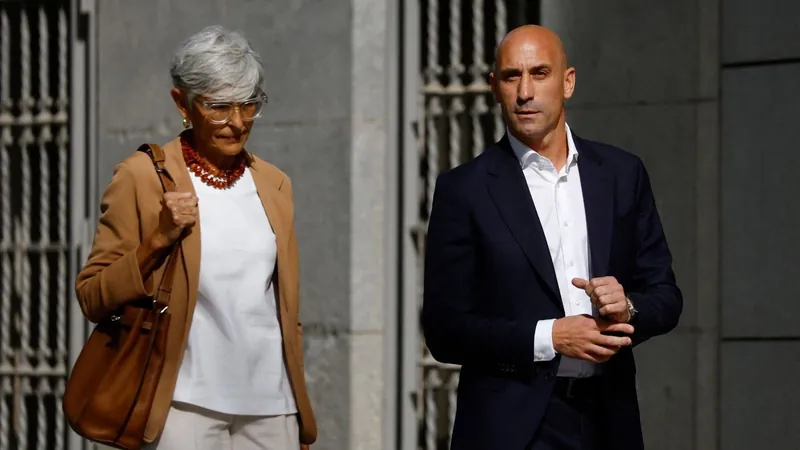 Luis Rubiales presta depoimento à Justiça em Madrid