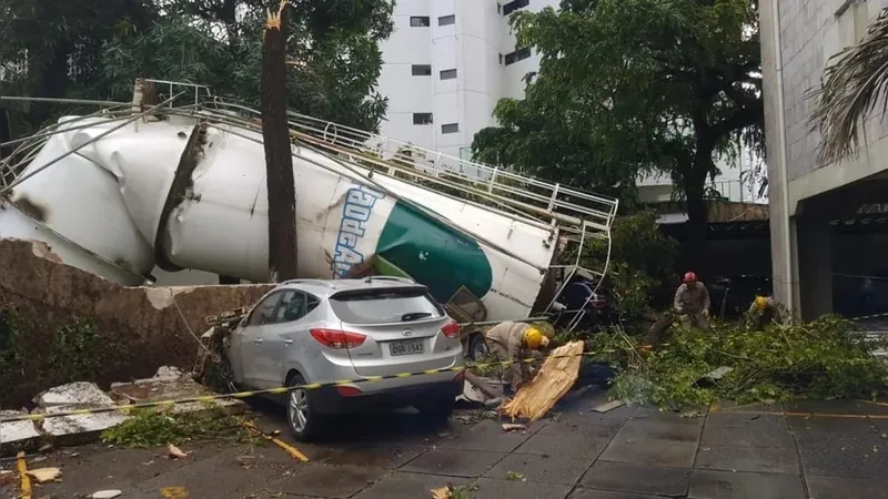 Caixa d'água cai sobre muro de prédio em Recife; ninguém se feriu