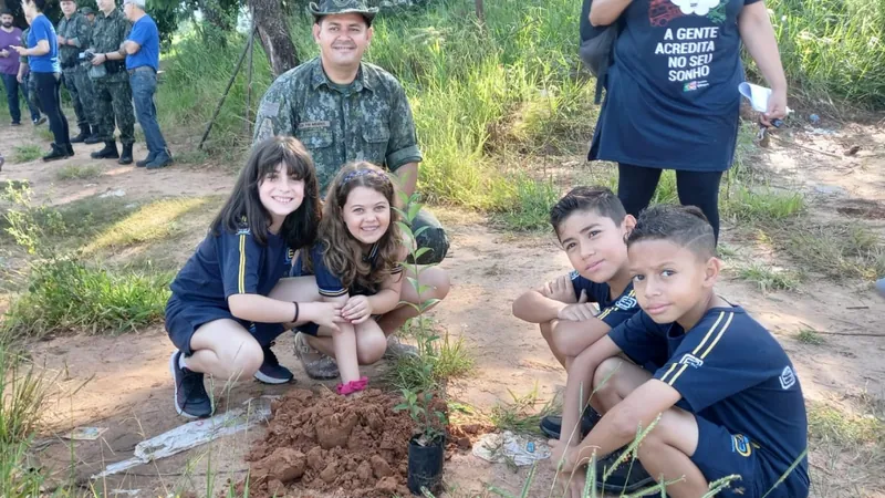 Crianças participaram do plantio de mudas