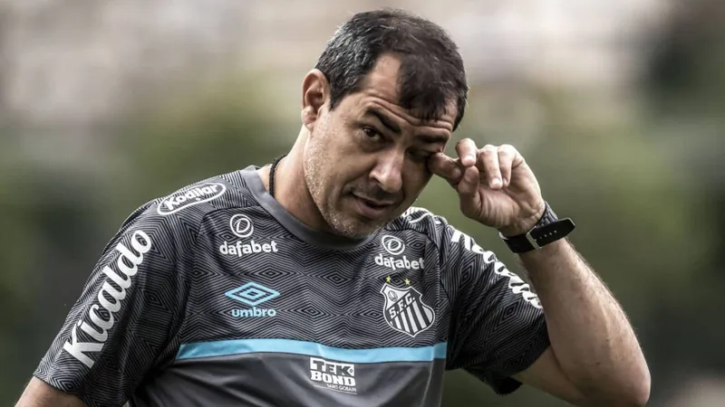 Santos consulta Carille, mas treinador dá prioridade a clube do Japão