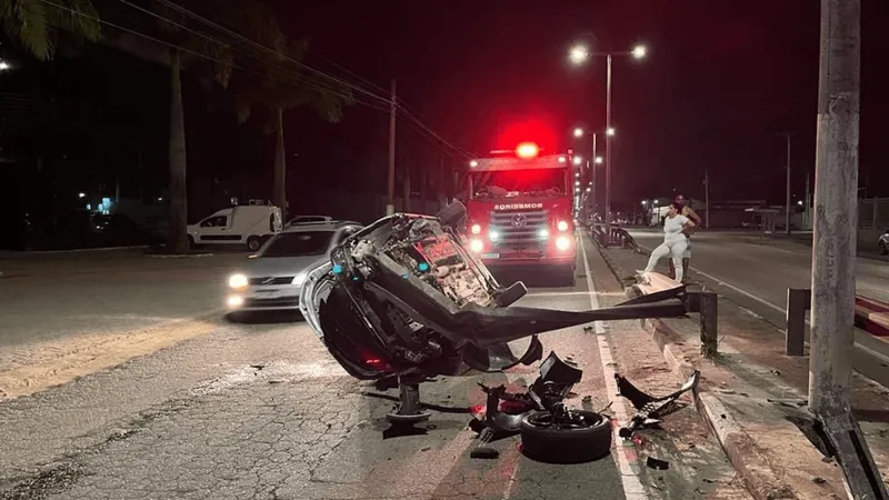 Carro capota na Rio-Santos em Caraguatatuba após motorista brincar com volante