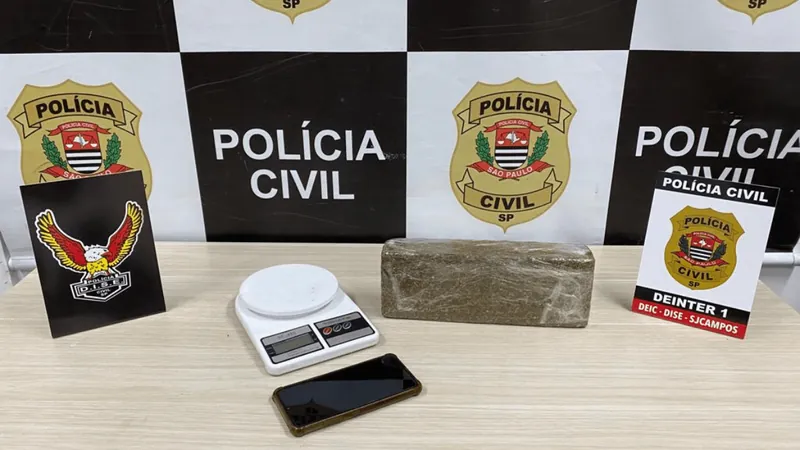 Polícia Civil apreende tijolo de maconha dentro de carro em um terreno de SJC