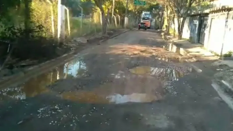 Via com buracos impossibilita passagem de veículos em Paraisópolis, na Zona Sul