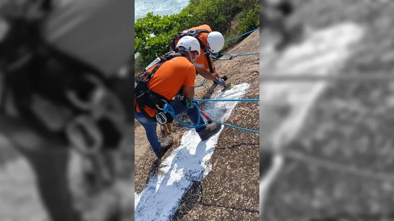 Comlurb trabalha na retirada de iniciais de facção criminosa na Pedra do Pontal