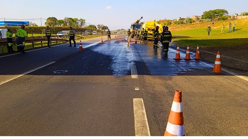 Caminhão pega fogo na Rodovia Santos Dumont, em Campinas