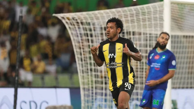 Al Ittihad bate Al Fateh de virada e é o novo líder da Liga Saudita