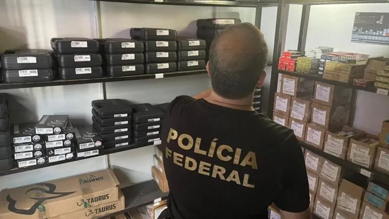 Operação da PF apreende 247 armas em depósito irregular no RJ