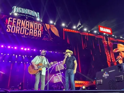 Fernando e Sorocaba fazem show acústico após banda não chegar a tempo