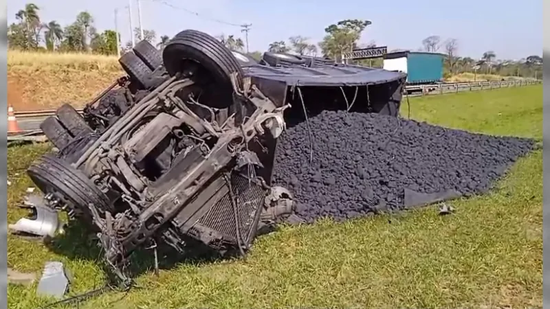 Carreta que transportava carvão mineral tomba na SP-348 em Campinas