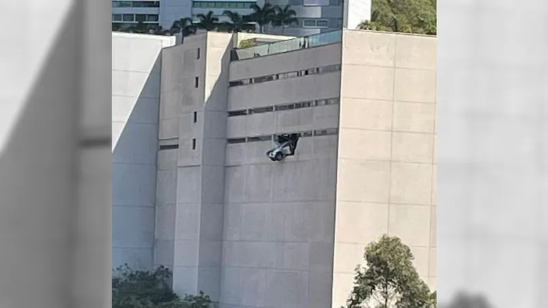 Motorista cochila e carro fica pendurado no estacionamento