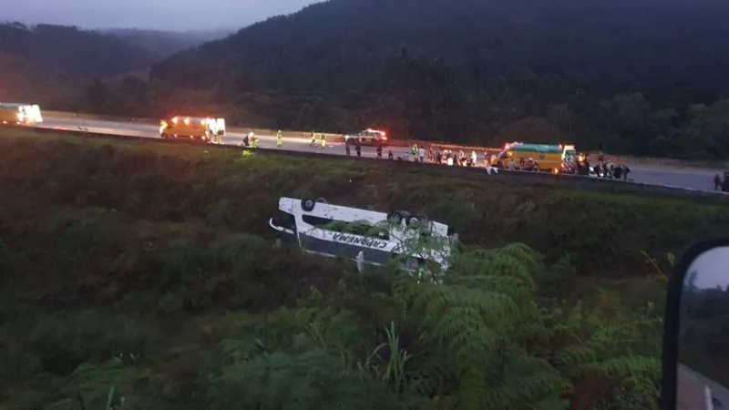 Ônibus com 53 passageiros capota na BR-116, no Paraná