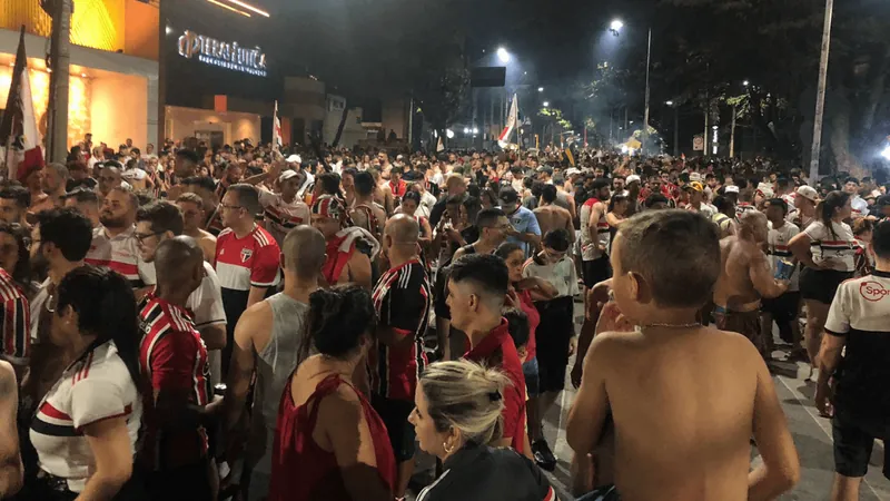 Torcida do Taubaté comemora vitória fazendo 'parkour' 