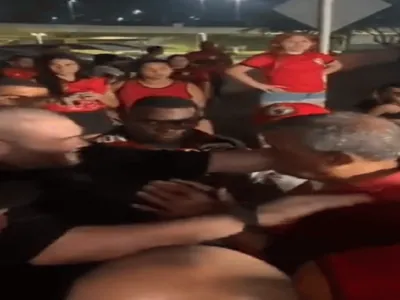 Torcedores do Flamengo protestam no aeroporto após vice da Copa do Brasil