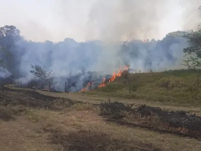 Após mês com recorde de queimadas, corredor de fumaça cobre parte do Brasil
