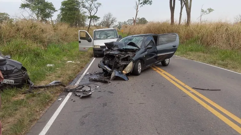 Duas pessoas ficam feridas após acidente de trânsito em Pindamonhangaba