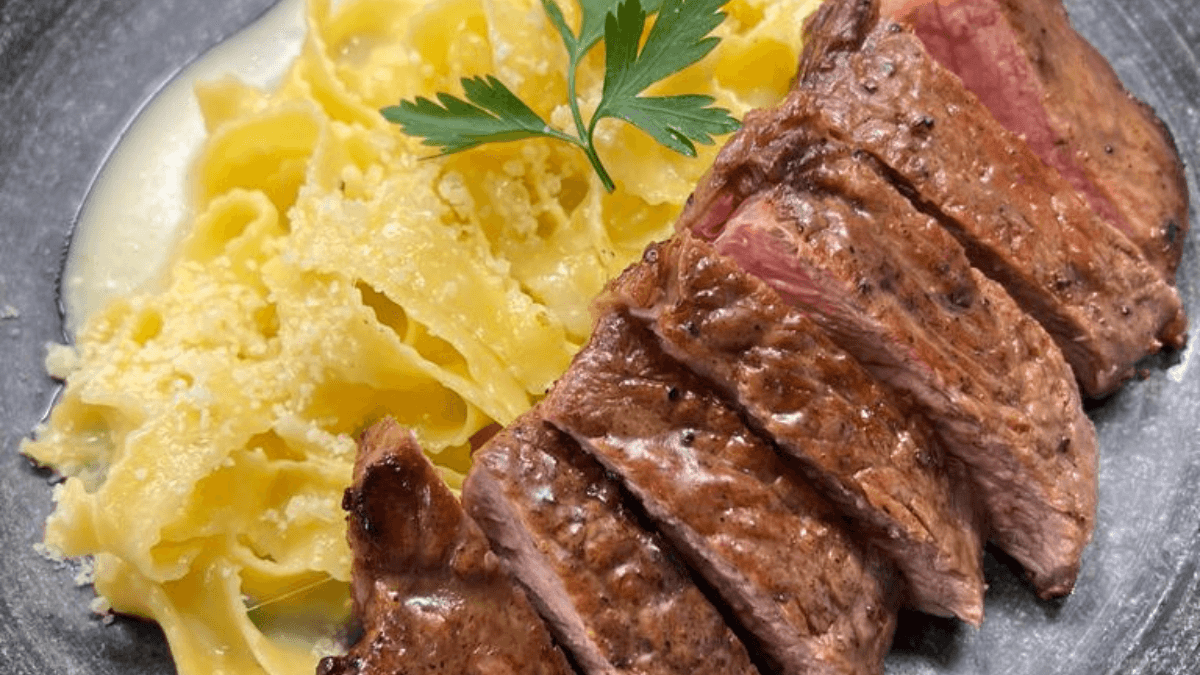 Contrafilé na manteiga com fettuccine ao molho Alfredo | Band Receitas