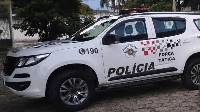 Viatura da PM é alvejada por tiros no bairro Perequê-Mirim em Ubatuba