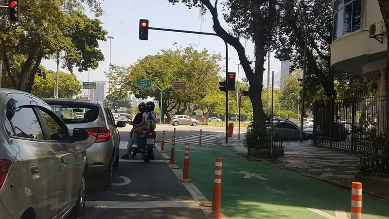 Trânsito no Flamengo piorou após faixa pintada pela prefeitura, dizem motoristas