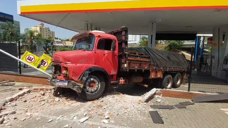 O caminhão atravessou um posto de combustíveis