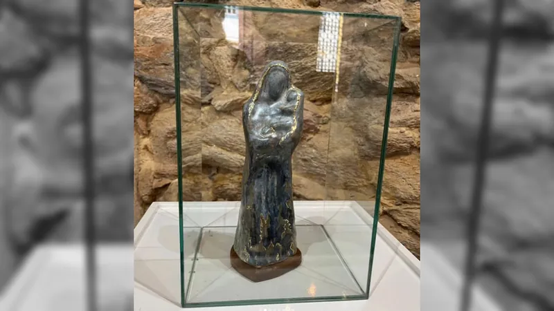 Papa Francisco recebe escultura sacra de artista mineiro