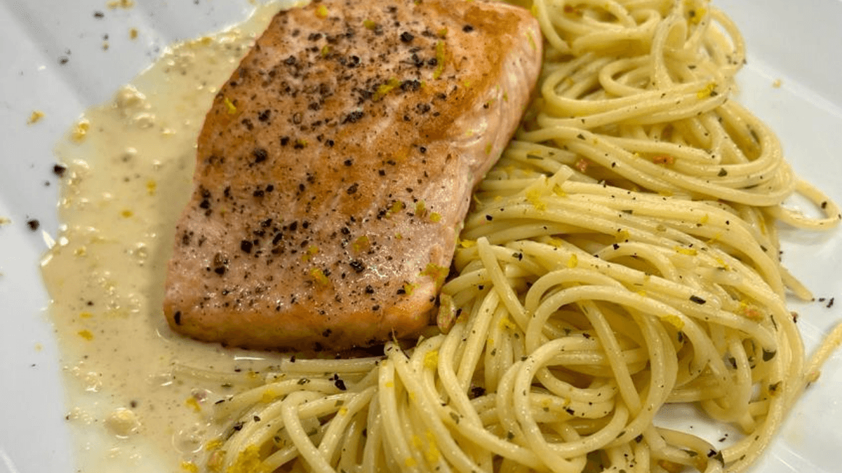 Salmão ao molho de laranja com espaguete ao alho e óleo | Band Receitas