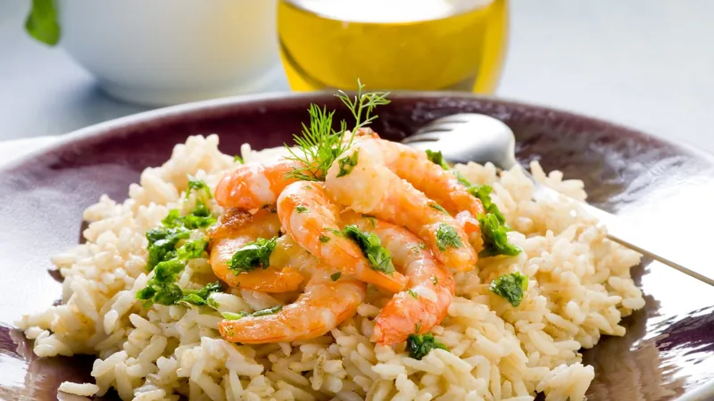 Arroz com camarão simples pode ser almoço rápido