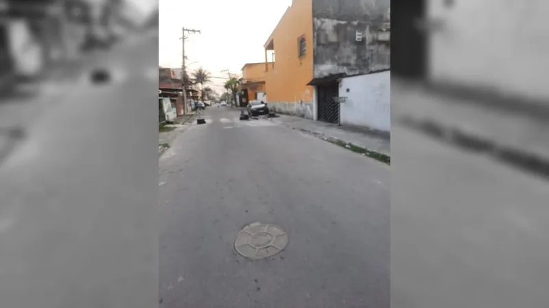 Moradores denunciam barricadas colocadas por bandidos em rua de Mesquita