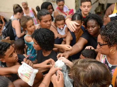 Cariocas festejam Dia de Cosme e Damião com distribuição de doces