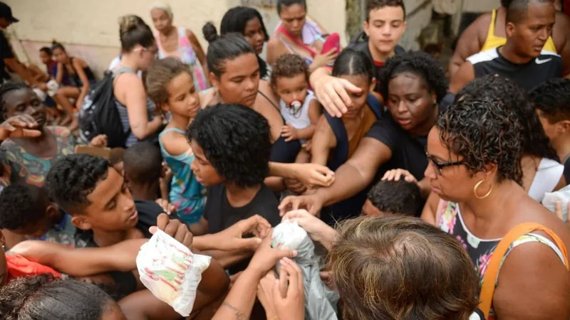 Cariocas festejam Dia de Cosme e Damião com distribuição de doces