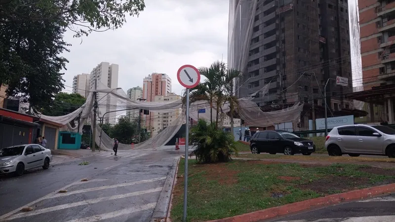 Tela de proteção de obra cai sobre fiação elétrica em São José dos Campos