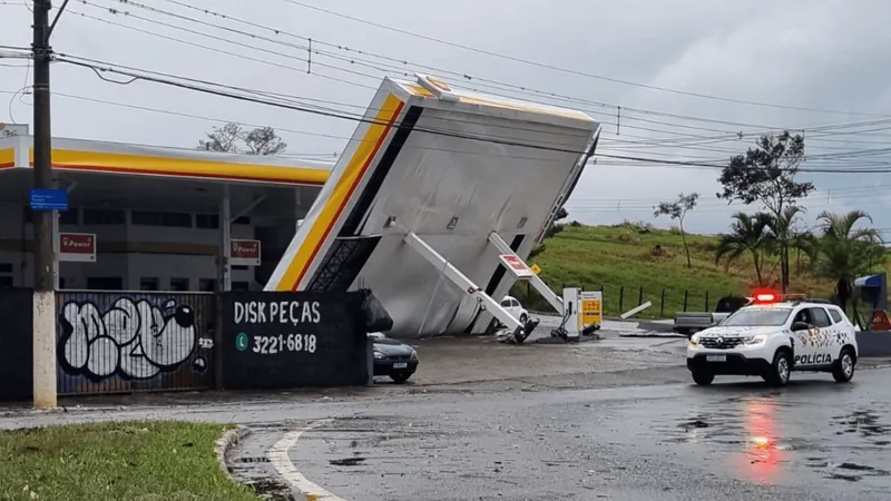 Posto ficou parcialmente destruído após a chuva