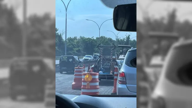 Maquinário de obras com defeito causa enorme engarrafamento na Linha Vermelha