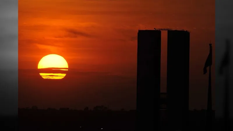 Ministro de Minas e Energia descarta volta do horário de verão