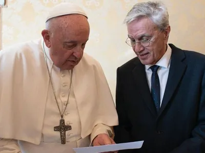 Caetano Veloso entrega carta ao papa Francisco: ‘Meu pedido de socorro’