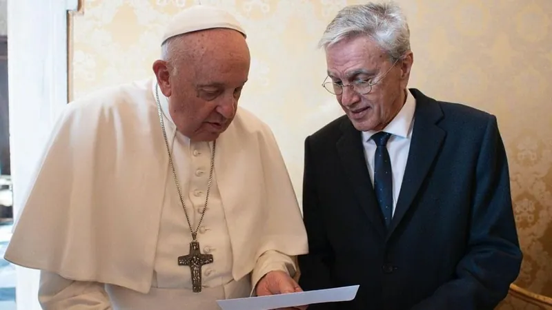 Caetano Veloso entrega carta ao papa Francisco: ‘Meu pedido de socorro’