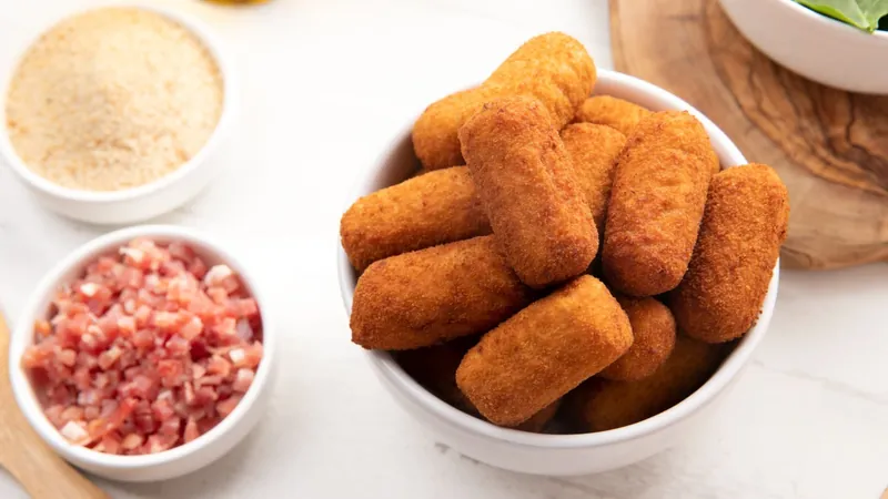 Qual a diferença entre bolinho e croquete?