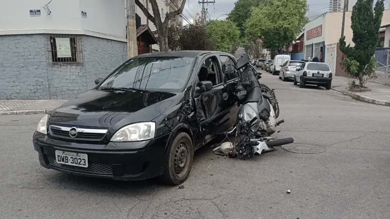 Carro colide contra moto na região central de São José dos Campos; Veja o vídeo