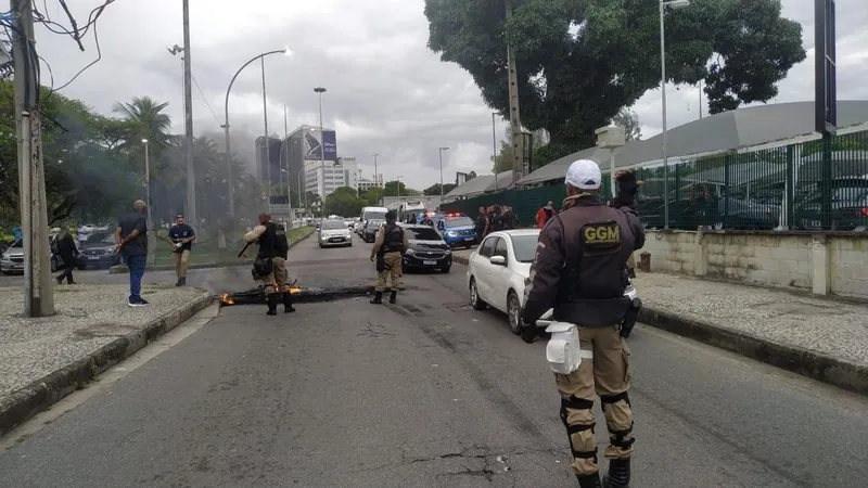 Taxistas e motoristas de aplicativo realizam manifestação contra ações da SEOP