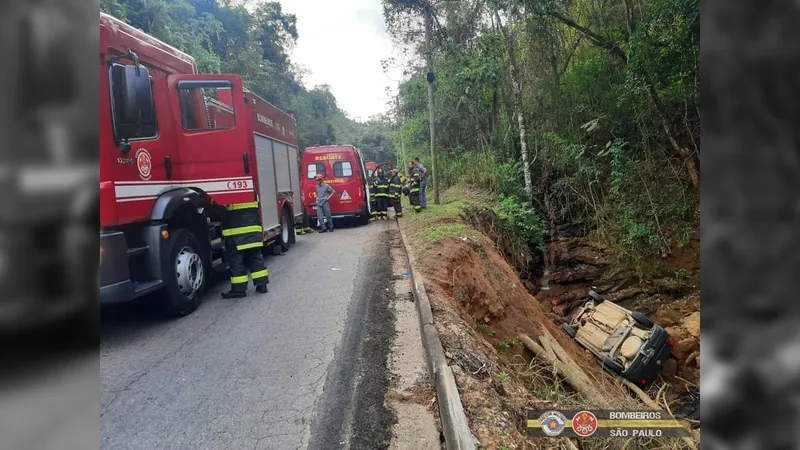 Dois homens ficam gravemente feridos ao cair com carro em ribanceira em Taubaté