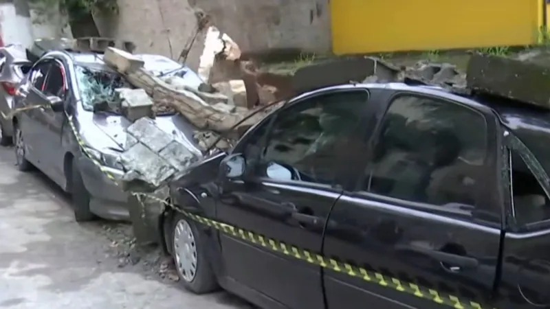 Muro de escola pública cai em cima de seis carros em São Paulo