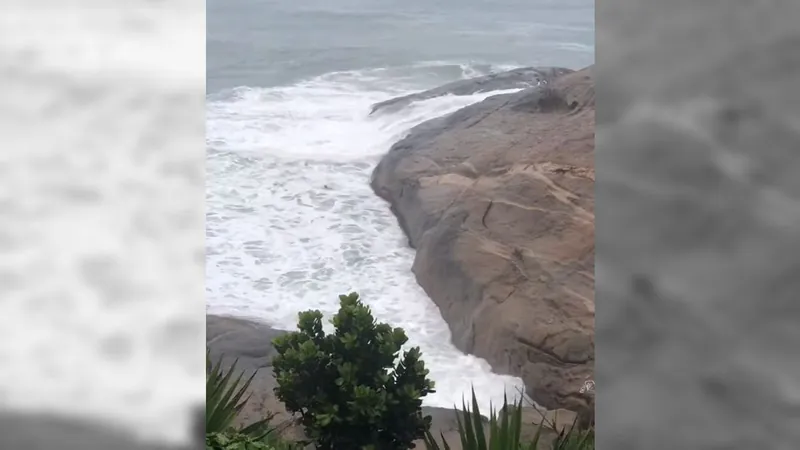 Resgate de turistas no Rio acende debate sobre cuidados com celular no mar