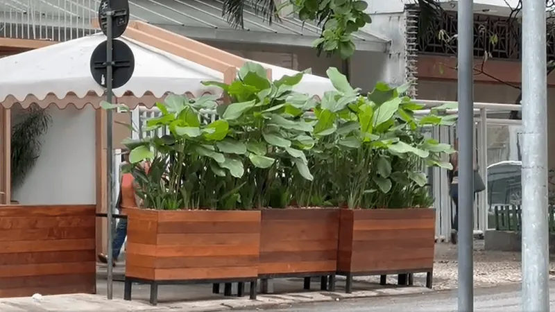 Restaurante Posi, de Ipanema, na Zona Sul, é autuado por obstruir calçada