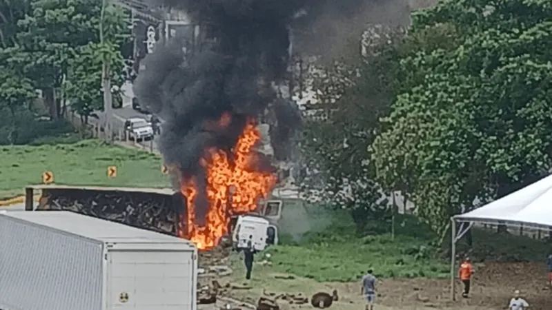 Caminhão tomba e pega fogo na Dutra em Taubaté; Veja o vídeo